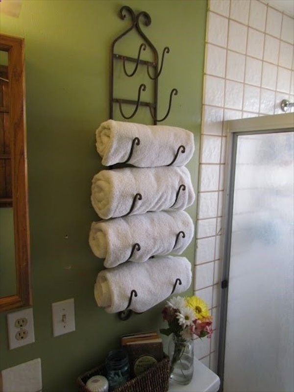 DIY Towel Storage1 18 Creative & Useful DIY Storage Ideas for Tiny Bathrooms